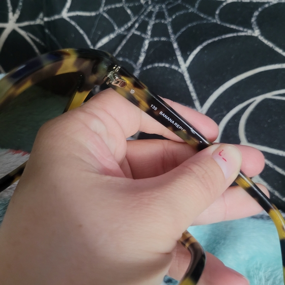 Trendy Tortoise Shell Sunglasses - Picture 4 of 4